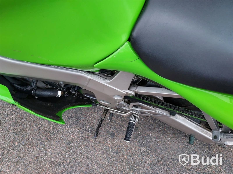 Kawasaki Ninja ZX7R (900cc) - 98