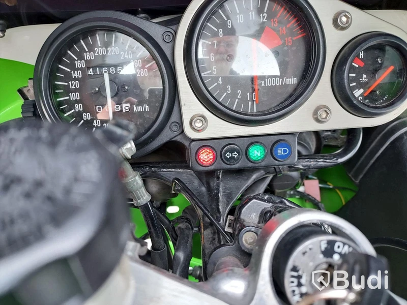 Kawasaki Ninja ZX7R (900cc) - 98