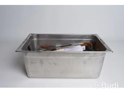Kantin med div. köksredskap