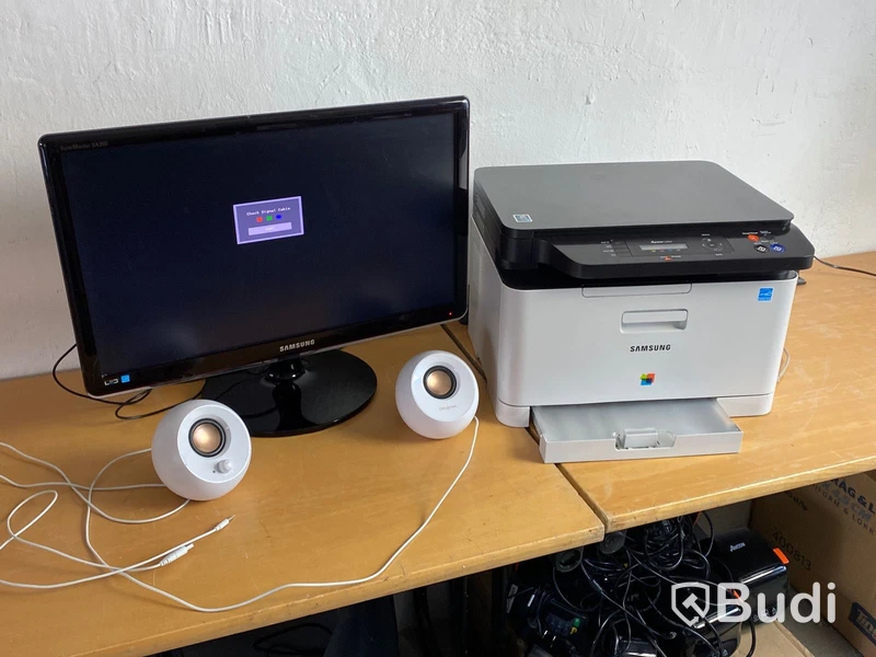 Skrivare med scanner, dataskärm m.m.