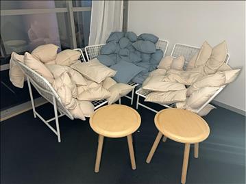 Modulsoffa med kuddar och 2 st bord 