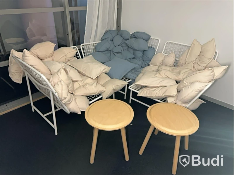 Modulsoffa med kuddar och 2 st bord