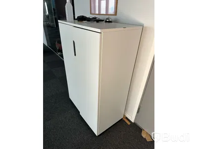 Skåp och whiteboard