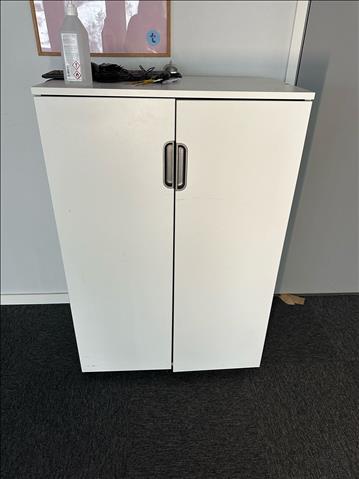Skåp och whiteboard 