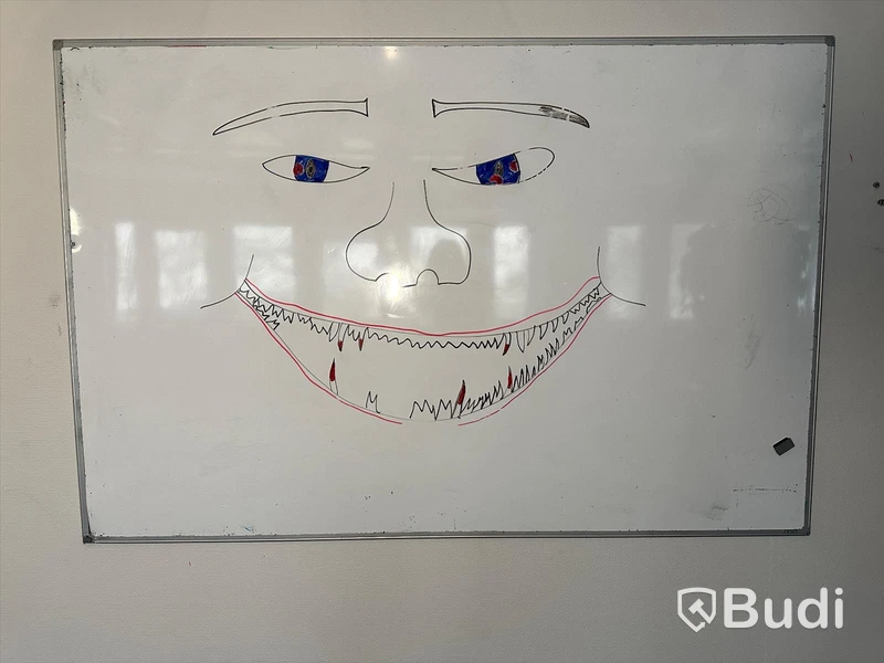 Skåp och whiteboard