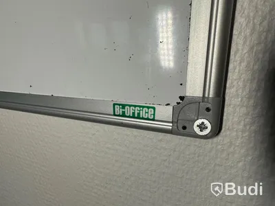 Skåp och whiteboard