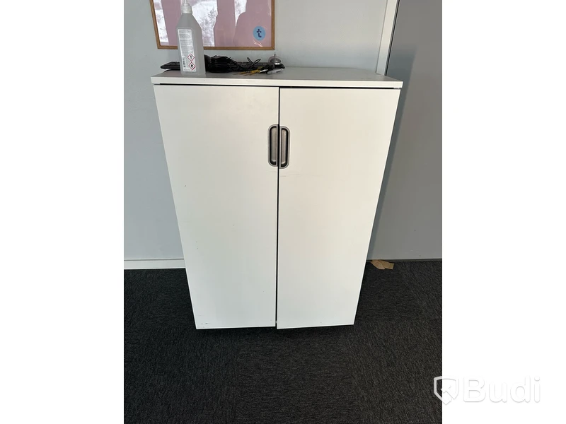 Skåp och whiteboard