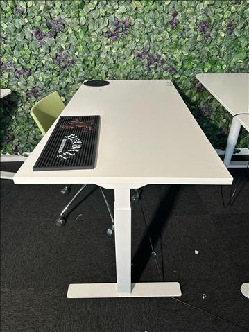 Höj-och sänkbart skrivbord 140x70 cm ROLERGO