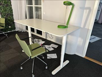 Höj-och sänkbart skrivbord 160x80 cm och kontorsstol
