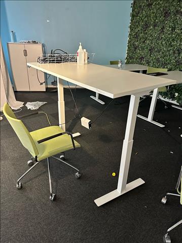 Höj-och sänkbart skrivbord 140x70 cm ROLERGO och kontorsstol