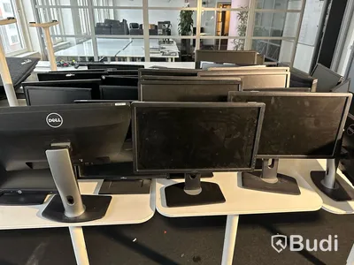 Parti med diverse datorskärmar