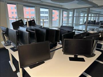 Parti med diverse datorskärmar 