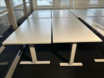 2 st skrivbord 140x80 cm och 2 st skrivbordsskydd