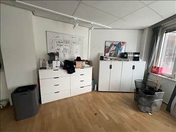 Diverse förvaringsmöbler, soptunna och papperskorgar 