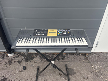 Keyboard Yamaha YPT-220