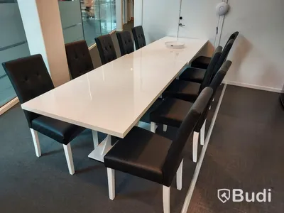 Kontor köksmöbler 2st vita bord 10st svarta stolar