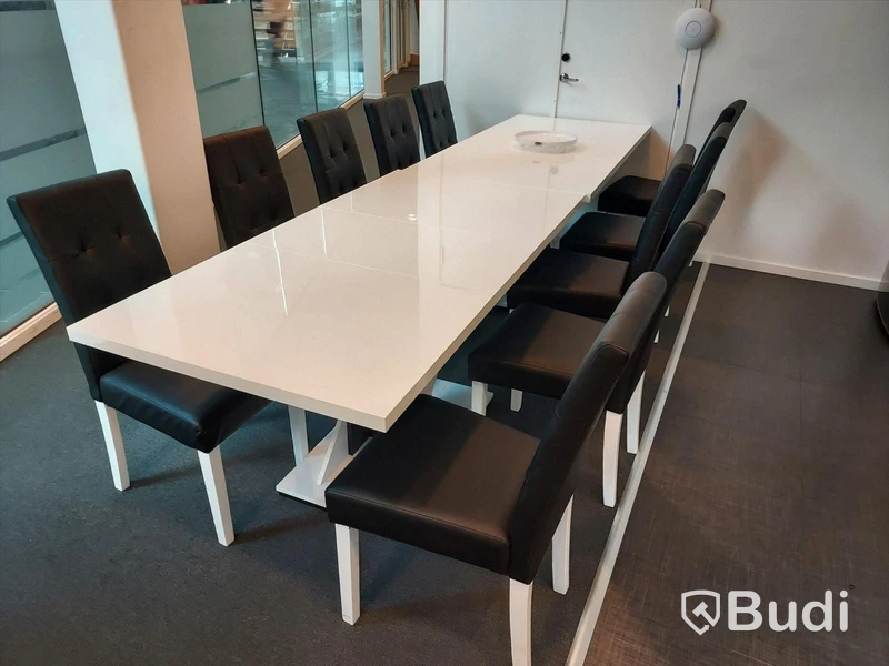 Kontor köksmöbler 2st vita bord 10st svarta stolar