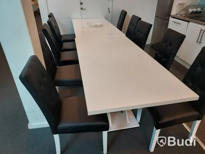Kontor köksmöbler 2st vita bord 10st svarta stolar