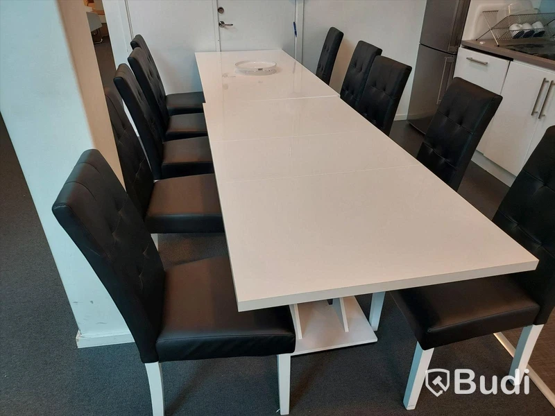 Kontor köksmöbler 2st vita bord 10st svarta stolar