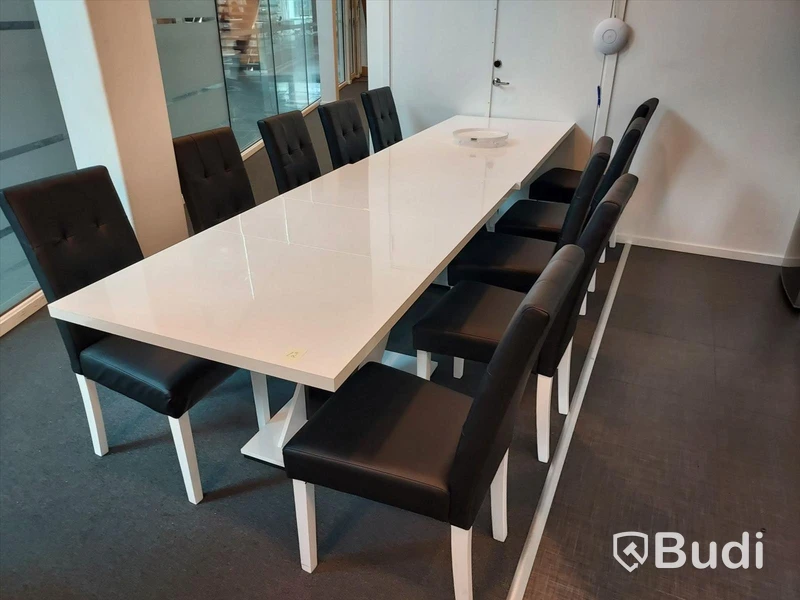 Kontor köksmöbler 2st vita bord 10st svarta stolar