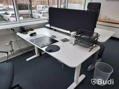 Kontor, 2st kontorsplatser, elhöjssänkbara skrivbord, låsbart skåp, stolar