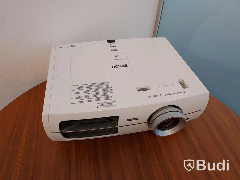 Konferens bord, stolar, Samsung bildskärm, Epson projektor