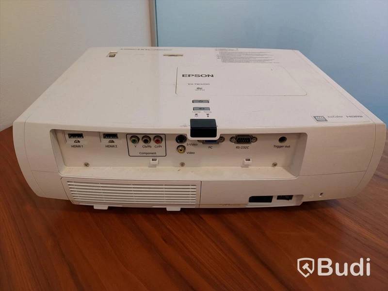 Konferens bord, stolar, Samsung bildskärm, Epson projektor