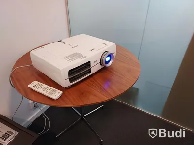 Konferens bord, stolar, Samsung bildskärm, Epson projektor