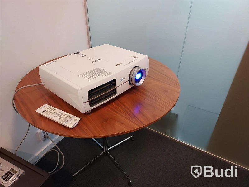 Konferens bord, stolar, Samsung bildskärm, Epson projektor