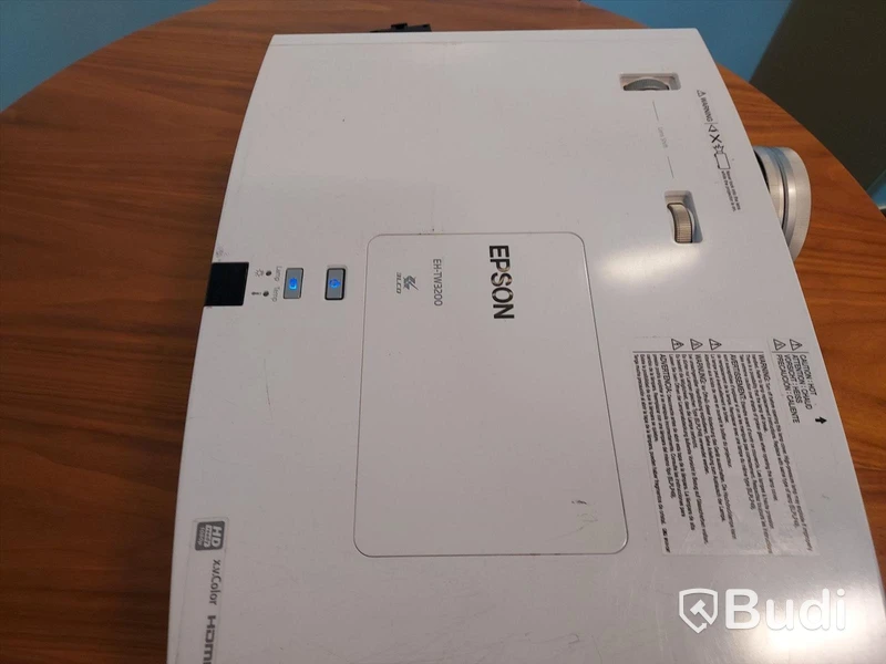 Konferens bord, stolar, Samsung bildskärm, Epson projektor
