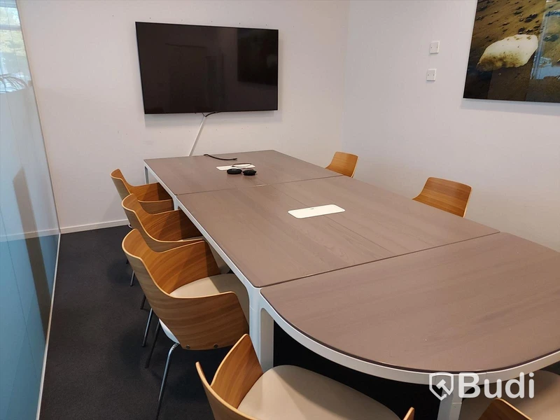 Konferens bord, stolar, Samsung bildskärm, Epson projektor