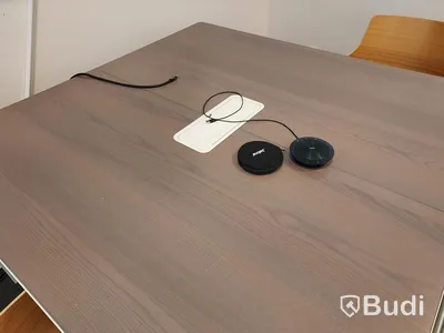Konferens bord, stolar, Samsung bildskärm, Epson projektor