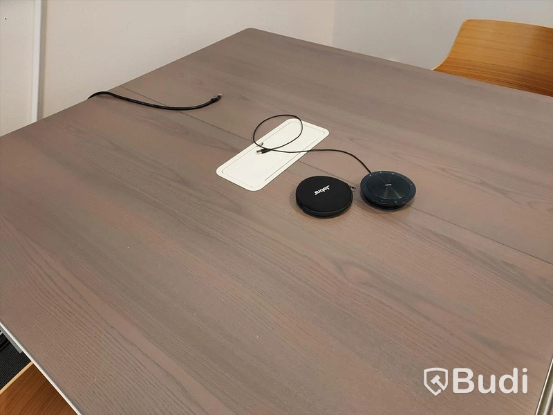 Konferens bord, stolar, Samsung bildskärm, Epson projektor