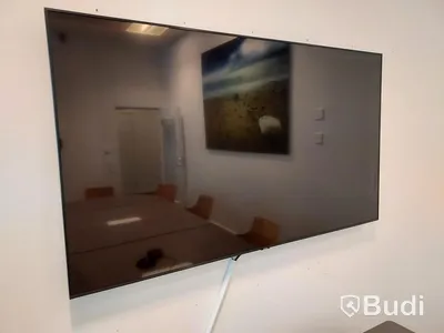Konferens bord, stolar, Samsung bildskärm, Epson projektor