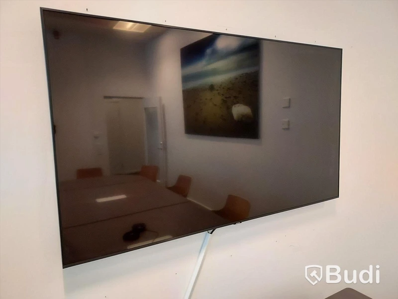 Konferens bord, stolar, Samsung bildskärm, Epson projektor