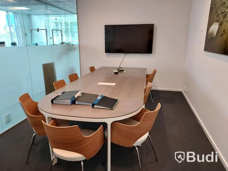 Konferens bord, stolar, Samsung bildskärm, Epson projektor