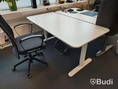 Kontor 2st elskrivbord vita 2st stolar 1st låsbart förvaringsskåp