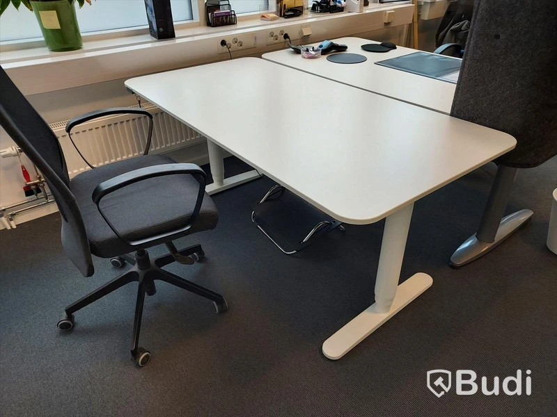 Kontor 2st elskrivbord vita 2st stolar 1st låsbart förvaringsskåp
