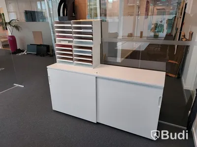 Kontor 2st elskrivbord vita 2st stolar 1st låsbart förvaringsskåp