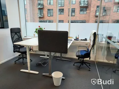 Kontor 2st elskrivbord vita 2st stolar 1st låsbart förvaringsskåp