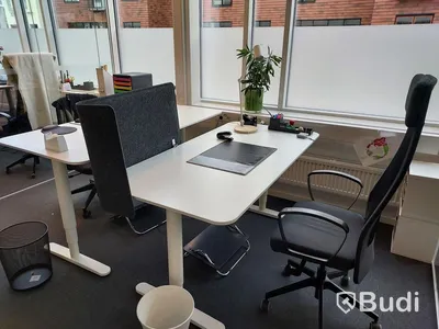 Kontor 2st vita skrivbord vita 2st stolar 1st låsbart förvaringsskåp