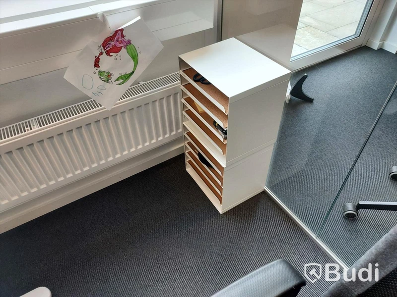 Kontor 2st vita skrivbord vita 2st stolar 1st låsbart förvaringsskåp