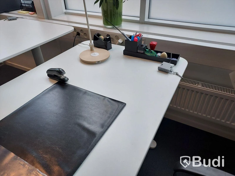 Kontor 2st vita skrivbord vita 2st stolar 1st låsbart förvaringsskåp