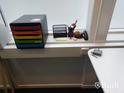 Kontor 2st vita skrivbord vita 2st stolar 1st låsbart förvaringsskåp