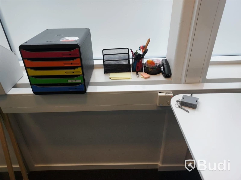 Kontor 2st vita skrivbord vita 2st stolar 1st låsbart förvaringsskåp