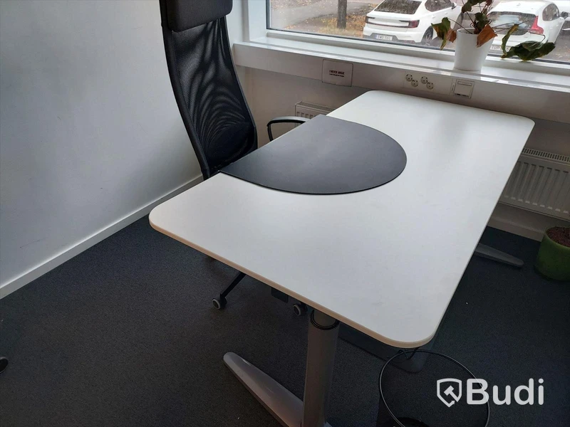 Kontor 1st vitt skrivbord vita 2st stolar 1st låsbart förvaringsskåp