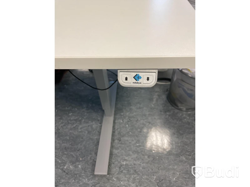 Höj- och sänkbart skrivbord med avskiljare
