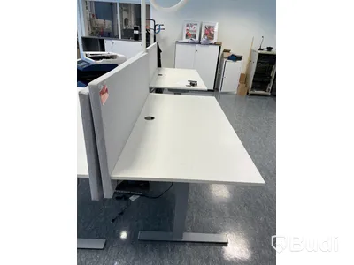 Höj- och sänkbart skrivbord med avskiljare