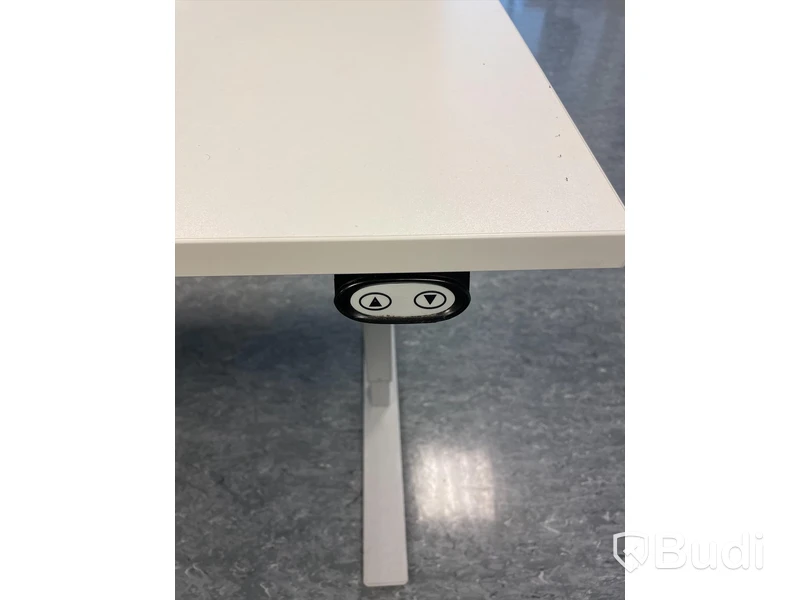 Höj- och sänkbart skrivbord med avskiljare