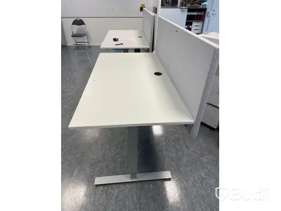 Höj- och sänkbart skrivbord med avskiljare